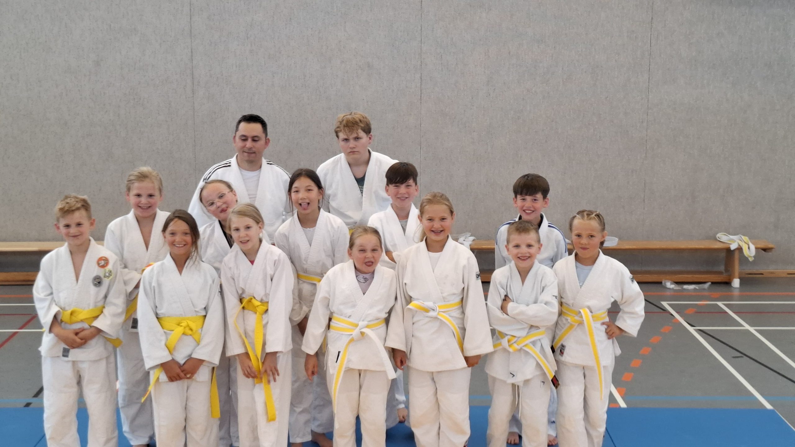 Judoka des Selmer-Judo-Club 1982 e.V. mit ihrem Trainer nach der bestandenen Gürtelprüfung am 17.07.2026 in Selm
